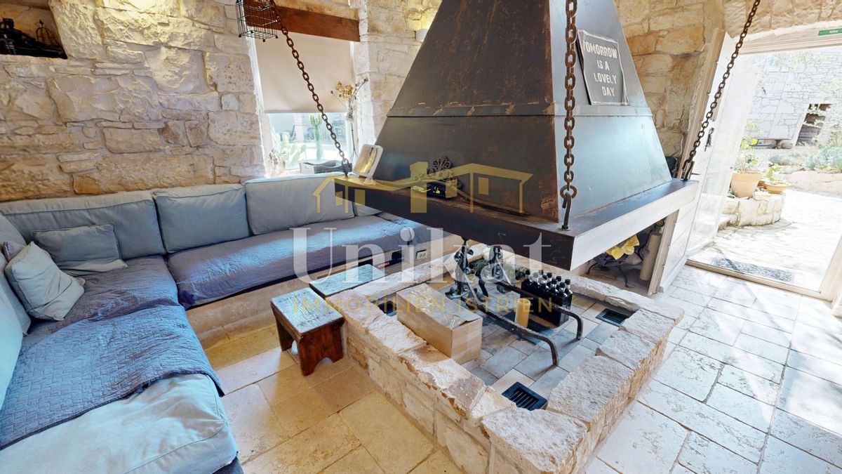 Čudovita posest z dvema kamnitima hišama in bazenom